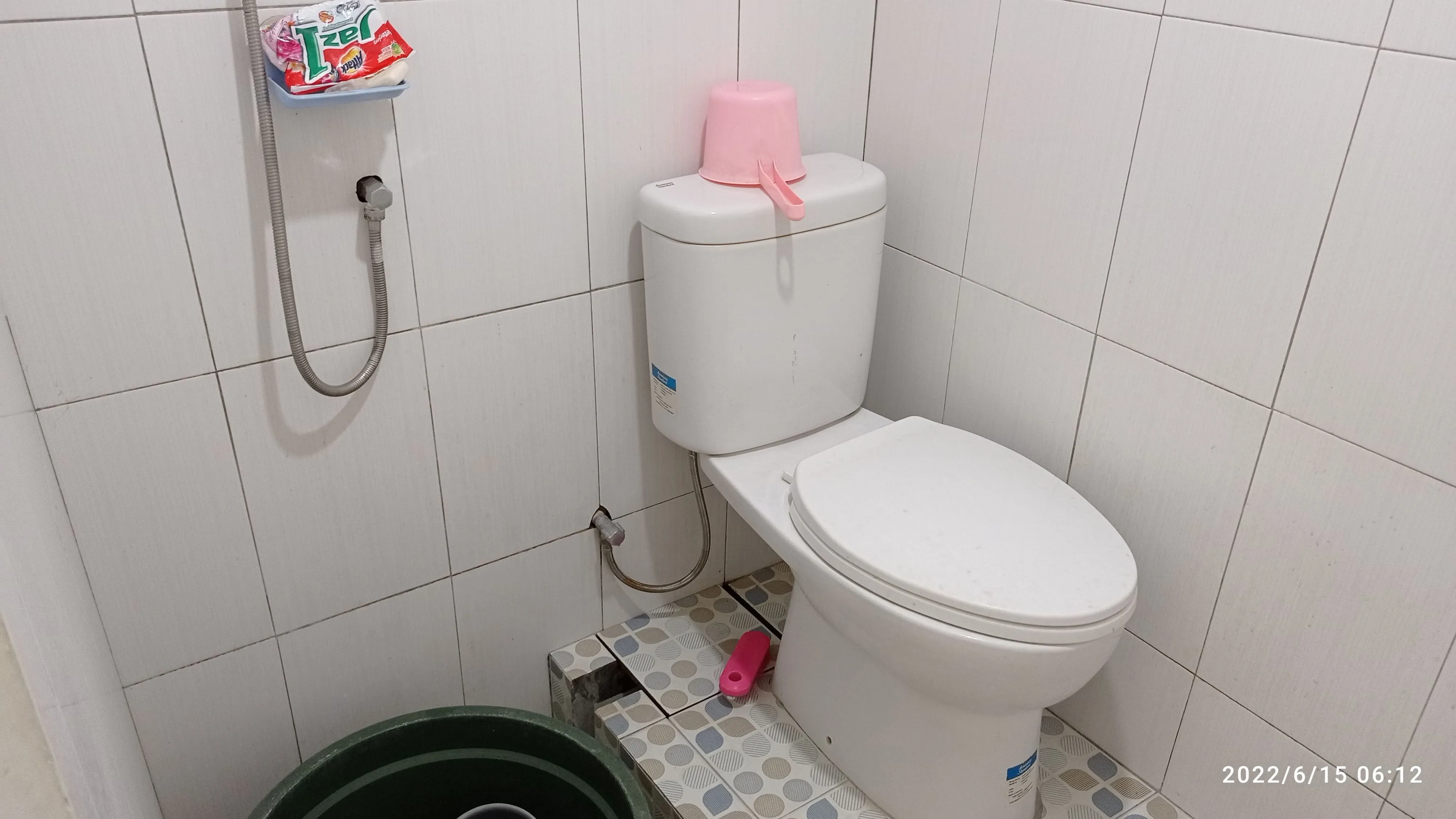 Foto Kamar J (Deluxe Room)  Kost Surabaya